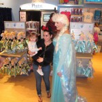 Back at Anna & Elsa's Boutique, there was a constant flow of fan photos for almost half an hour!